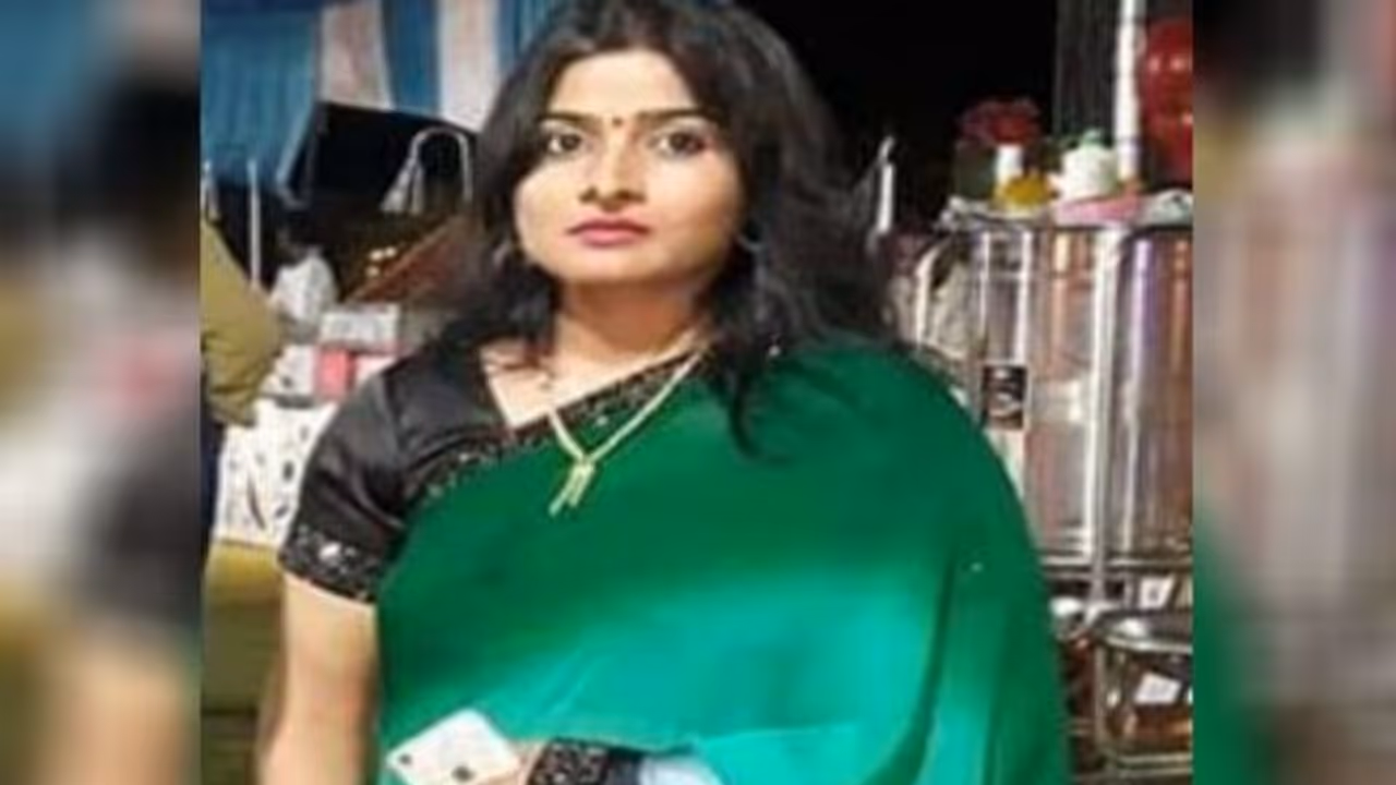 हाथरस कांड की जांच कर रहे DIG चंद्र प्रकाश की पत्नी ने किया सुसाइड, कुछ बोलने को तैयार नहीं पुलिस हाथरस कांड की जांच कर रहे DIG चंद्र प्रकाश की पत्नी ने किया सुसाइड, कुछ बोलने को तैयार नहीं पुलिस