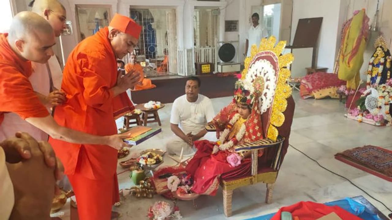 করোনা সুরক্ষায় জোর, কোভিড টেস্টের পর জয়রামবাটিতে হল কুমারী পুজো