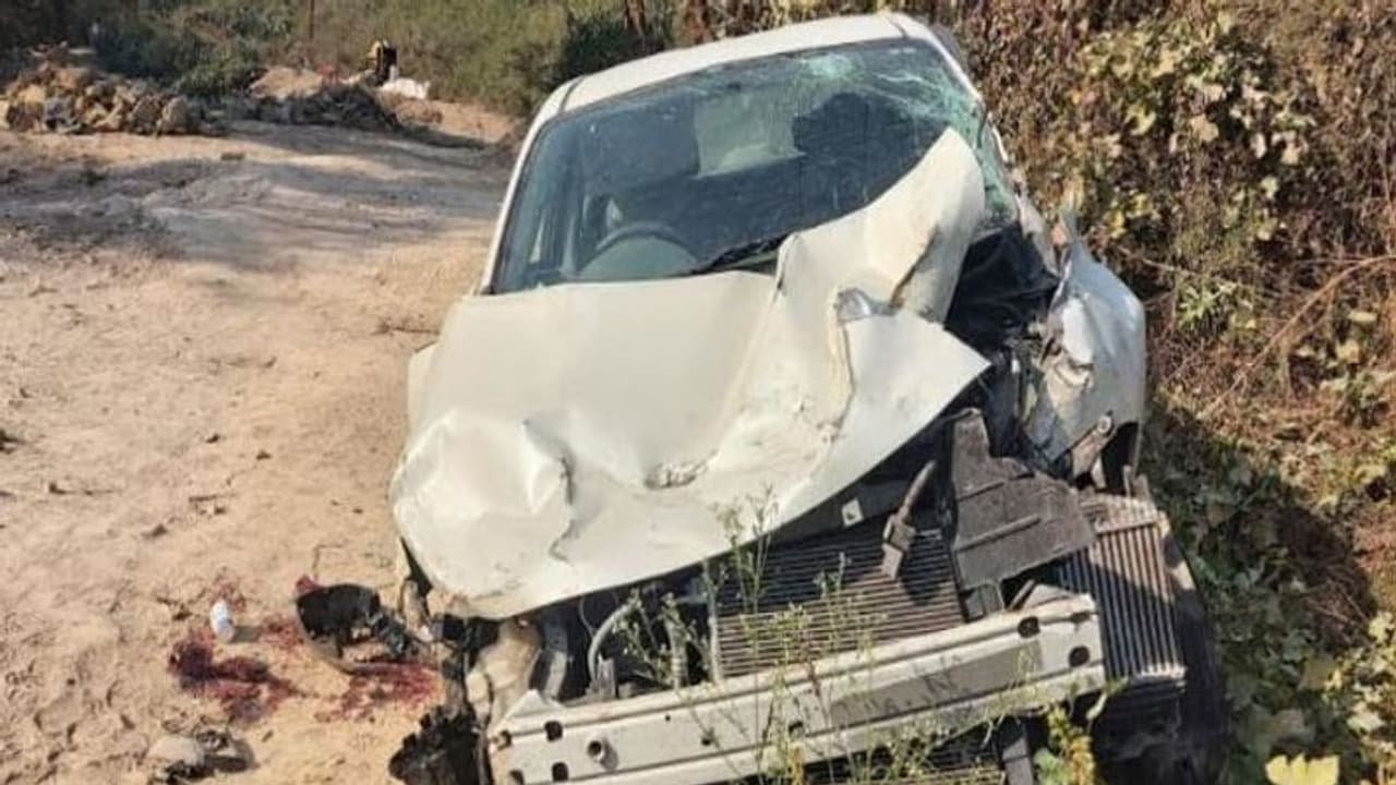 दो हादसे: रेलिंग तोड़कर 50 फीट गहरी खाई में गिरी कार, दूसरी टिप्पर से जा टकराई दो हादसे: रेलिंग तोड़कर 50 फीट गहरी खाई में गिरी कार, दूसरी टिप्पर से जा टकराई