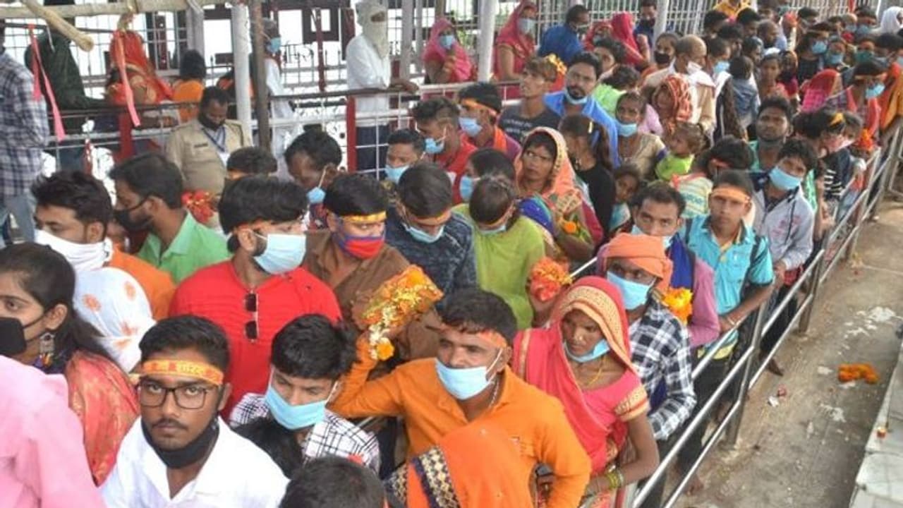 अष्टमी पर MP के मैहर में 6 घंटे में 50 हजार भक्त पहुंचे, जानिए देश के बाकी मंदिरों का क्या है हाल अष्टमी पर MP के मैहर में 6 घंटे में 50 हजार भक्त पहुंचे, जानिए देश के बाकी मंदिरों का क्या है हाल
