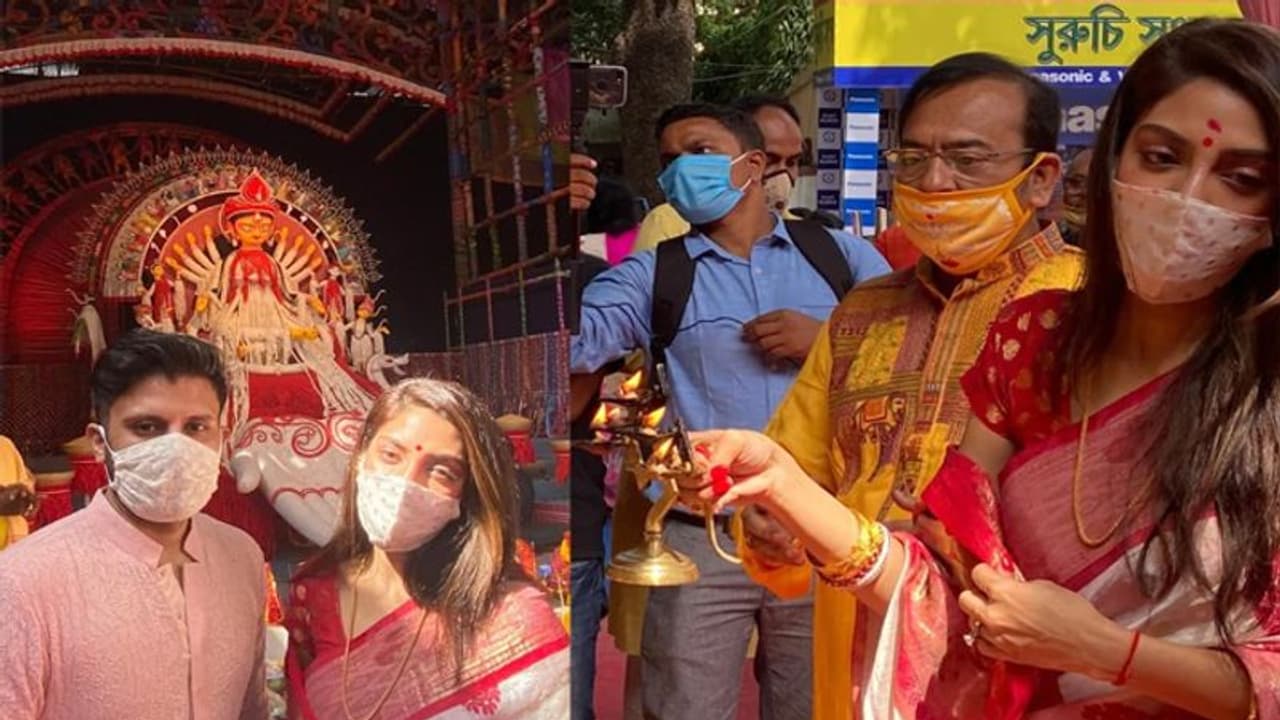 माथे पर बिंदी, लाल सफेद साड़ी में मां दुर्गा के दर्शन करने पहुंची नुसरत जहां, आरती कर लगवाया तिलक माथे पर बिंदी, लाल सफेद साड़ी में मां दुर्गा के दर्शन करने पहुंची नुसरत जहां, आरती कर लगवाया तिलक