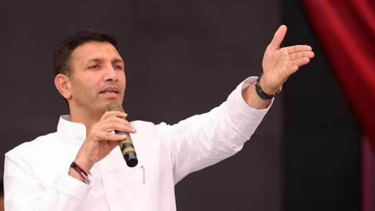 MP चुनाव में रोज टूट रही भाषा की मर्यादा, अब जीतू पटवारी ने CM शिवराज को बताया कमलनाथ के पैरों की धूल MP चुनाव में रोज टूट रही भाषा की मर्यादा, अब जीतू पटवारी ने CM शिवराज को बताया कमलनाथ के पैरों की धूल