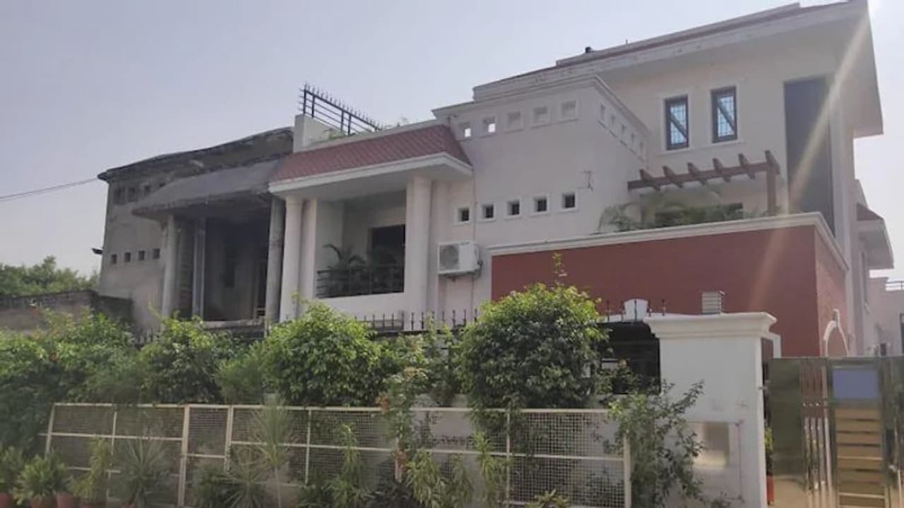 హత్రాస్ కేసు: దర్యాప్తు అధికారి భార్య ఆత్మహత్య, యూపీలో సంచలనం