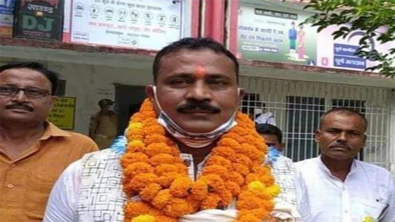 बिहार में विधानसभा चुनाव लड़ रहे प्रत्याशी की गोली मारकर हत्या, समर्थक बन काफिले में आए बदमाशों ने मारी गोली बिहार में विधानसभा चुनाव लड़ रहे प्रत्याशी की गोली मारकर हत्या, समर्थक बन काफिले में आए बदमाशों ने मारी गोली