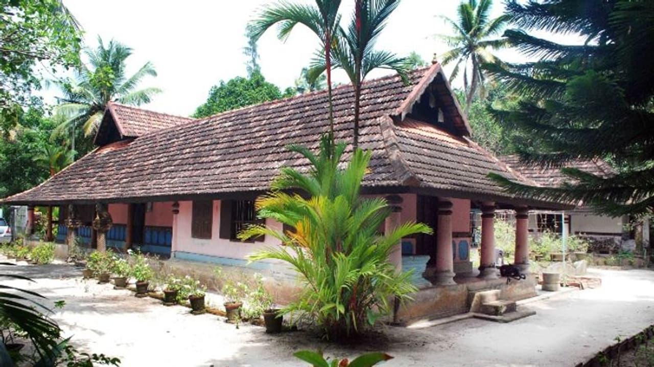 ഇരയിമ്മൻ തമ്പി ജനിച്ച വാരനാട് നടുവിലേൽ കോവിലകം ജീർണ്ണാവസ്ഥയിൽ ഇരയിമ്മൻ തമ്പി ജനിച്ച വാരനാട് നടുവിലേൽ കോവിലകം ജീർണ്ണാവസ്ഥയിൽ