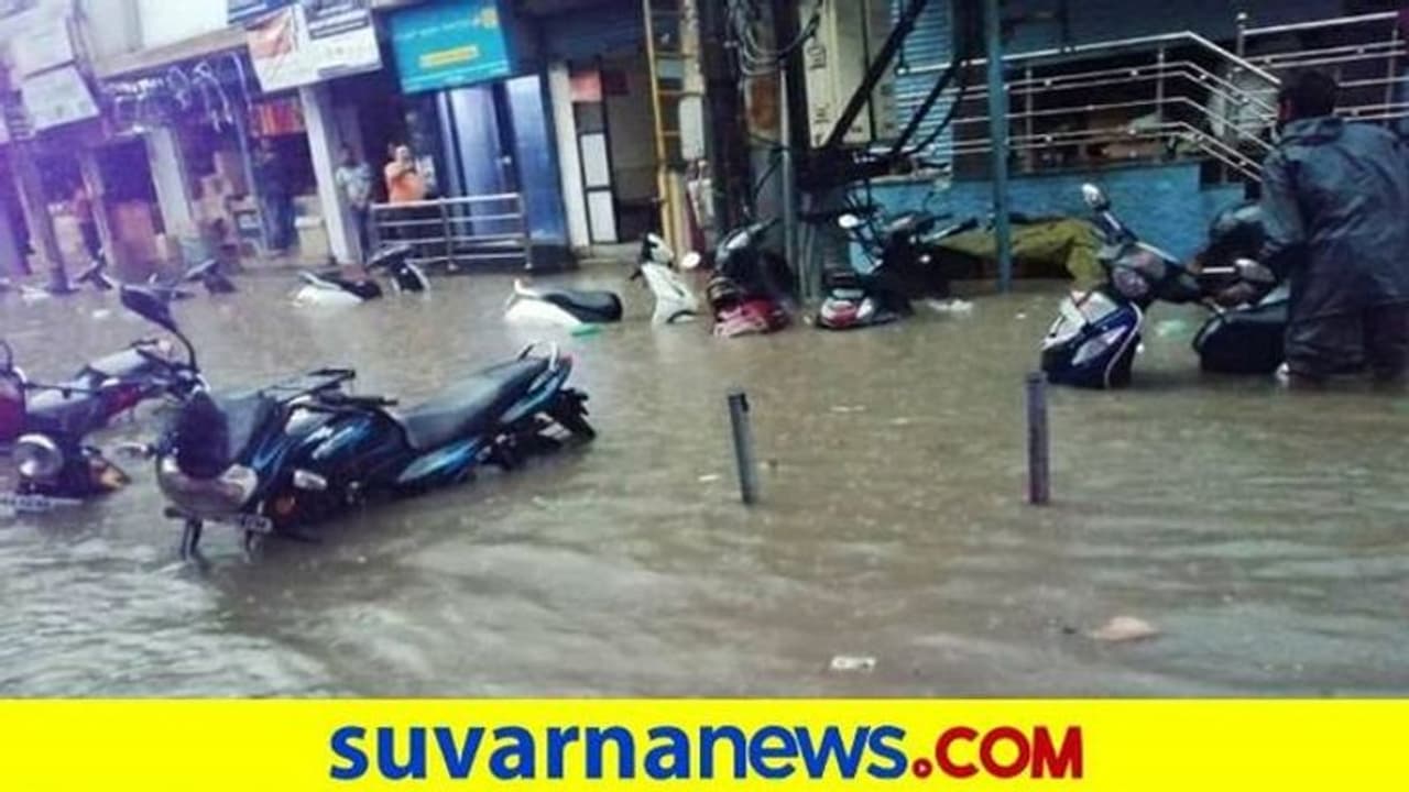 ಬೆಂಗಳೂರು: ಬದುಕನ್ನು ಮೂರಾಬಟ್ಟೆಯನ್ನಾಗಿಸಿದ ಮಹಾಮಳೆ ಬೆಂಗಳೂರು: ಬದುಕನ್ನು ಮೂರಾಬಟ್ಟೆಯನ್ನಾಗಿಸಿದ ಮಹಾಮಳೆ