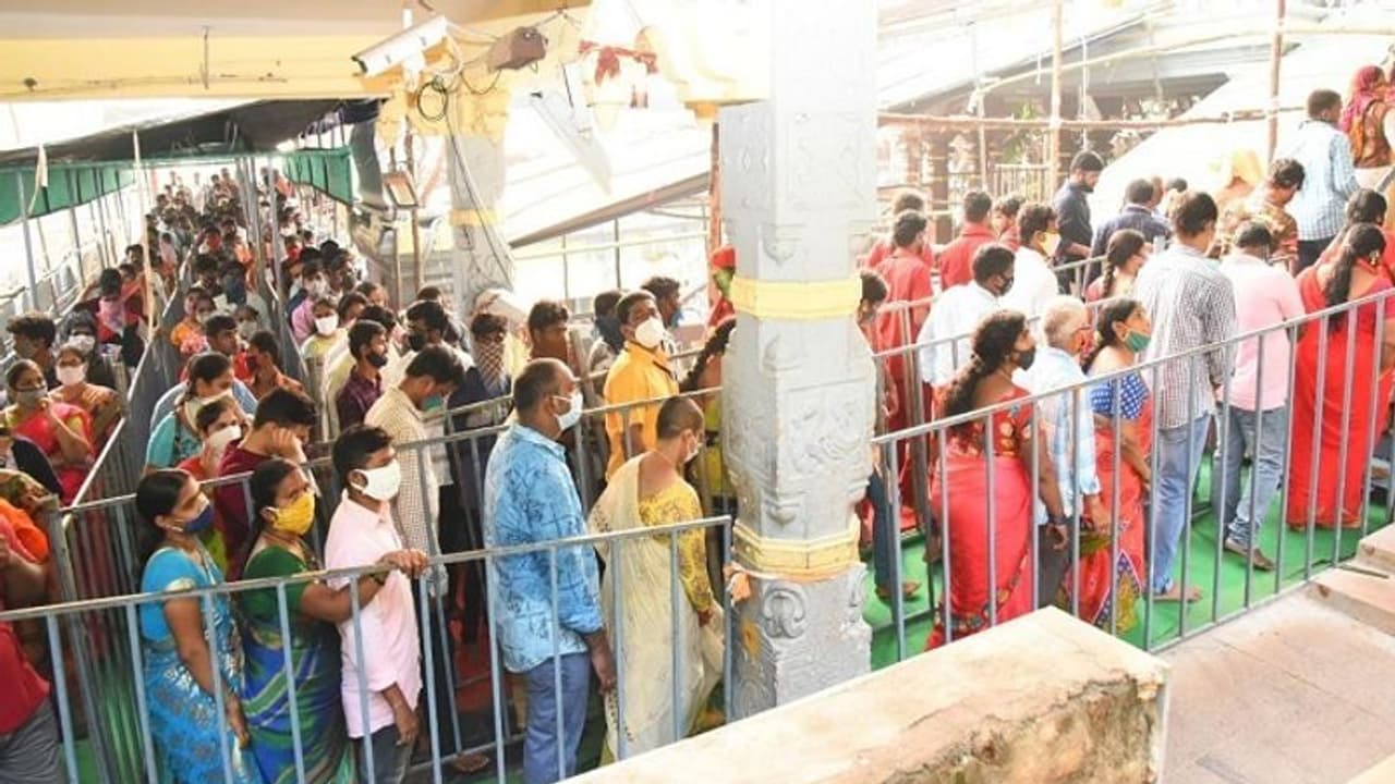 ఇంద్రకీలాద్రిపై భక్తుల బారులు: మంత్రి వెల్లంపల్లి మాట ఇదీ... ఇంద్రకీలాద్రిపై భక్తుల బారులు: మంత్రి వెల్లంపల్లి మాట ఇదీ...