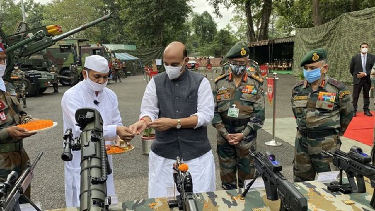 राजनाथ सिंह ने सुकना में 'शस्त्र पूजा' की, बोले मुझे भरोसा, हमारे जवान एक भी इंच जमीन नहीं जाने देंगे राजनाथ सिंह ने सुकना में 'शस्त्र पूजा' की, बोले मुझे भरोसा, हमारे जवान एक भी इंच जमीन नहीं जाने देंगे