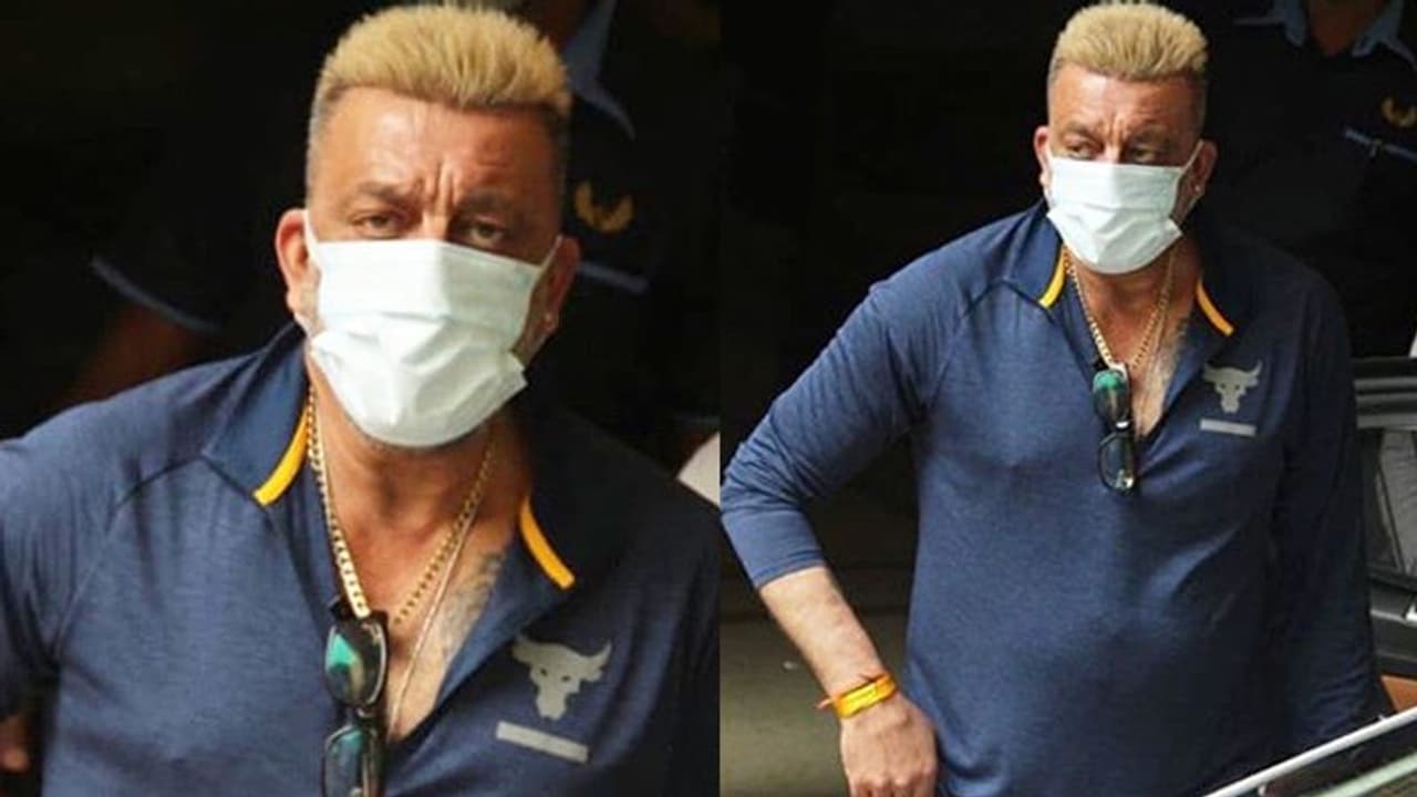 आंखों में गुस्सा और भूरे बाल में दिखे संजय दत्त, गले में थी भारी सोने की चेन, यहां टांग रखा था चश्मा आंखों में गुस्सा और भूरे बाल में दिखे संजय दत्त, गले में थी भारी सोने की चेन, यहां टांग रखा था चश्मा