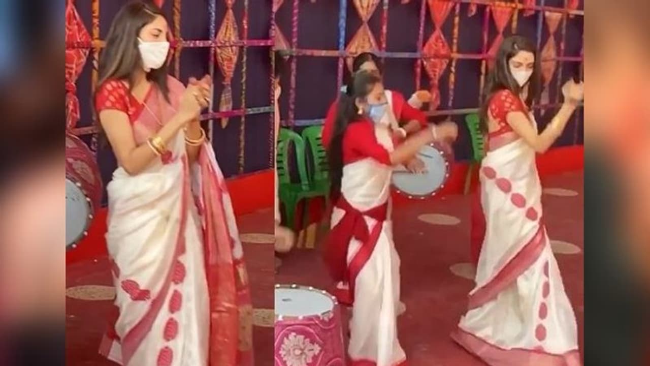 শাঁখা পলা, লাল পাড় সাদা শাড়ি, ঢাকের তালে পুজোর মণ্ডপে জমল নুসরতের নাচ