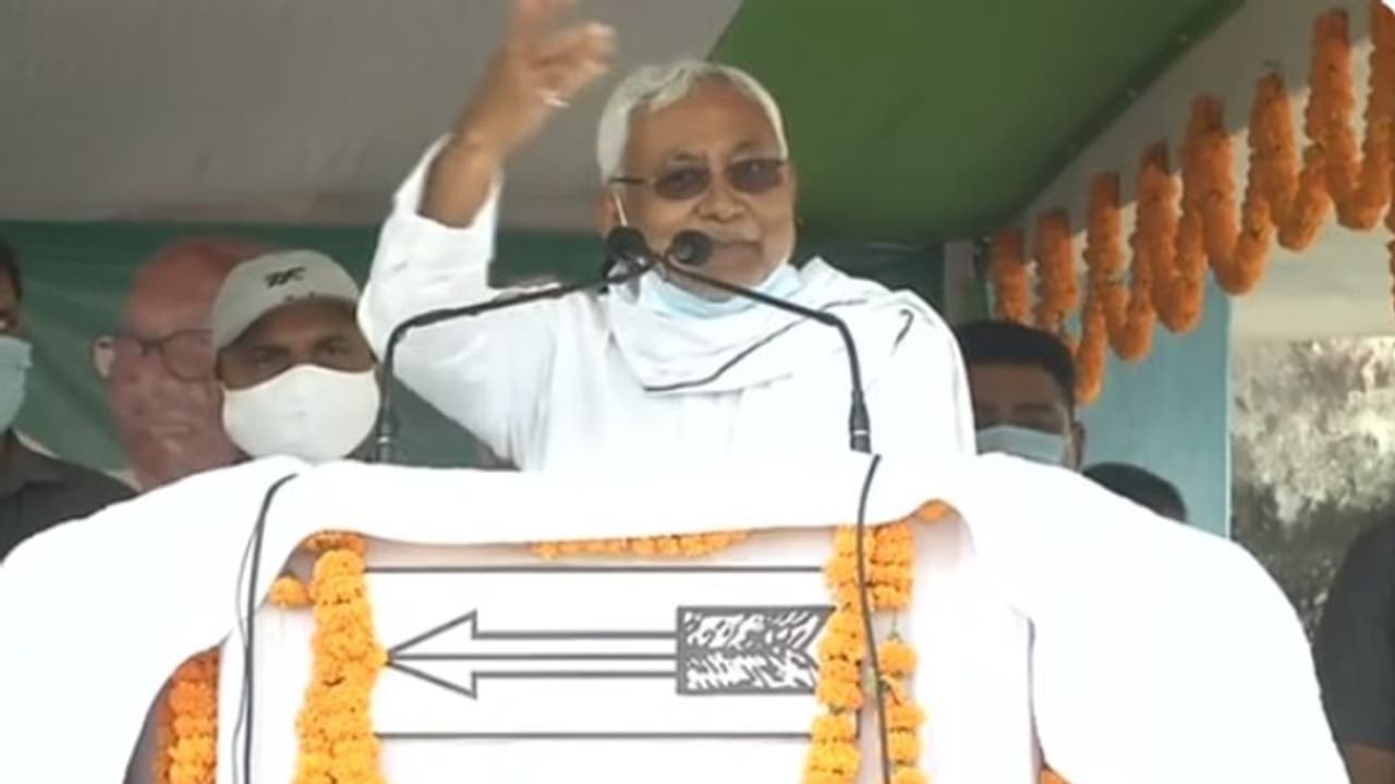 सीएम नीतीश कुमार ने खेला नया दांव, बोले आबादी के हिसाब से मिलना चाहिए आरक्षण सीएम नीतीश कुमार ने खेला नया दांव, बोले आबादी के हिसाब से मिलना चाहिए आरक्षण