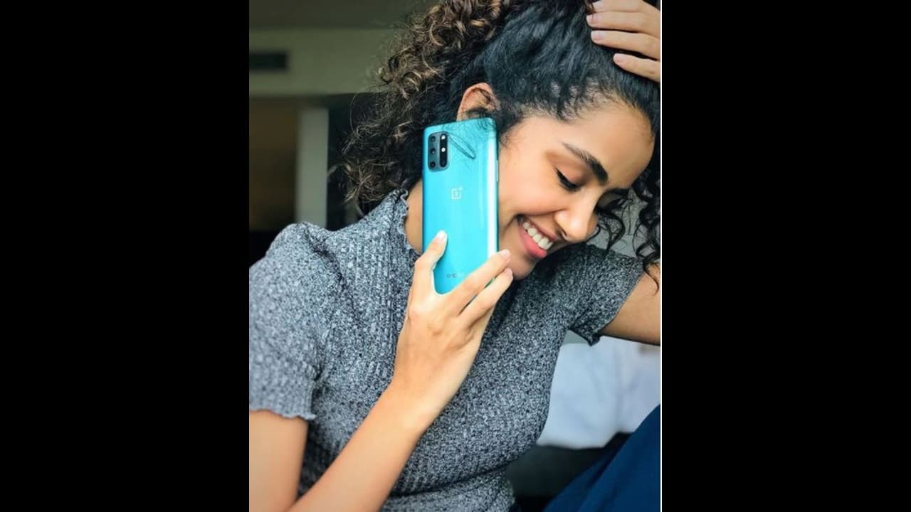 <p>മോഡേണ് വസ്ത്രങ്ങള് ധരിച്ചെത്തുന്ന ചിത്രങ്ങള് സോഷ്യല് മീഡിയയിലൂടെ പോസ്റ്റ് ചെയ്യുമ്പോള് അനുപമ സ്ഥിരം അഭിമുഖീകരിക്കാറുള്ള കമന്റുകളാണ് 'ഇതല്ല തങ്ങള്ക്കിഷ്ടമുള്ള ലുക്ക്' എന്ന തരത്തിലുള്ളവ. </p>
<p>മോഡേണ് വസ്ത്രങ്ങള് ധരിച്ചെത്തുന്ന ചിത്രങ്ങള് സോഷ്യല് മീഡിയയിലൂടെ പോസ്റ്റ് ചെയ്യുമ്പോള് അനുപമ സ്ഥിരം അഭിമുഖീകരിക്കാറുള്ള കമന്റുകളാണ് 'ഇതല്ല തങ്ങള്ക്കിഷ്ടമുള്ള ലുക്ക്' എന്ന തരത്തിലുള്ളവ. </p>