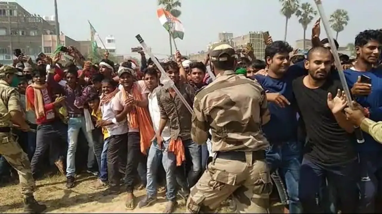 तेजस्वी की सभा में लाठी चार्ज, कहा नीतीश सरकार के भ्रष्टाचार रूपी रावण को समाप्त करने के लिए करें वोट तेजस्वी की सभा में लाठी चार्ज, कहा नीतीश सरकार के भ्रष्टाचार रूपी रावण को समाप्त करने के लिए करें वोट