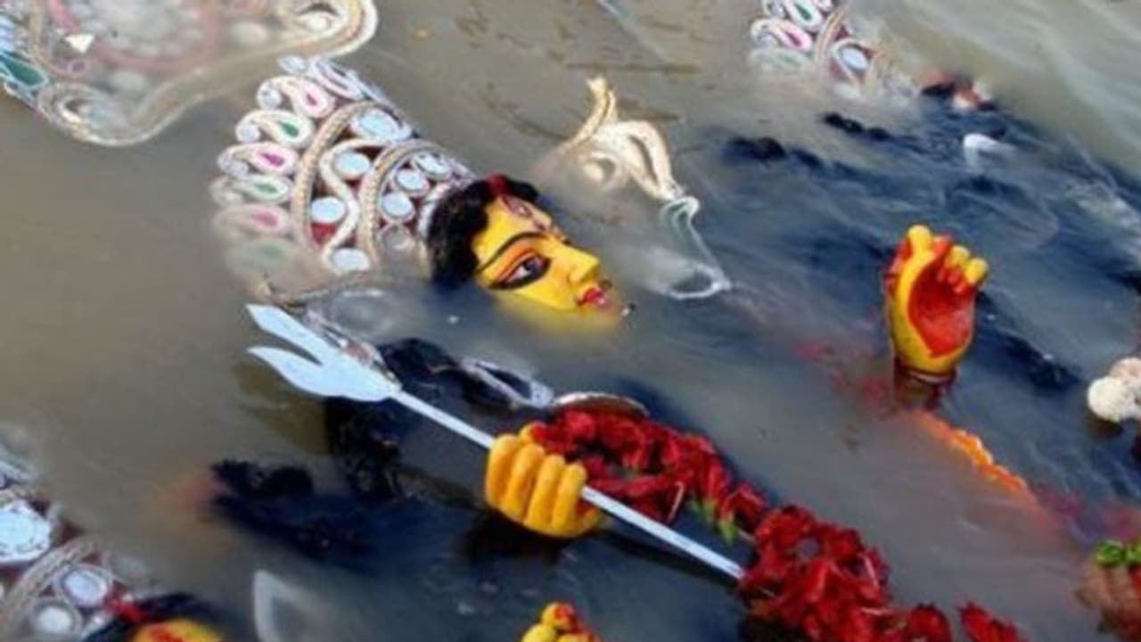 বিসর্জনে জমায়েত রুখতে তৎপর পুরসভা, গঙ্গার ঘাটে বসানো হচ্ছে জায়ান্ট স্ক্রিন