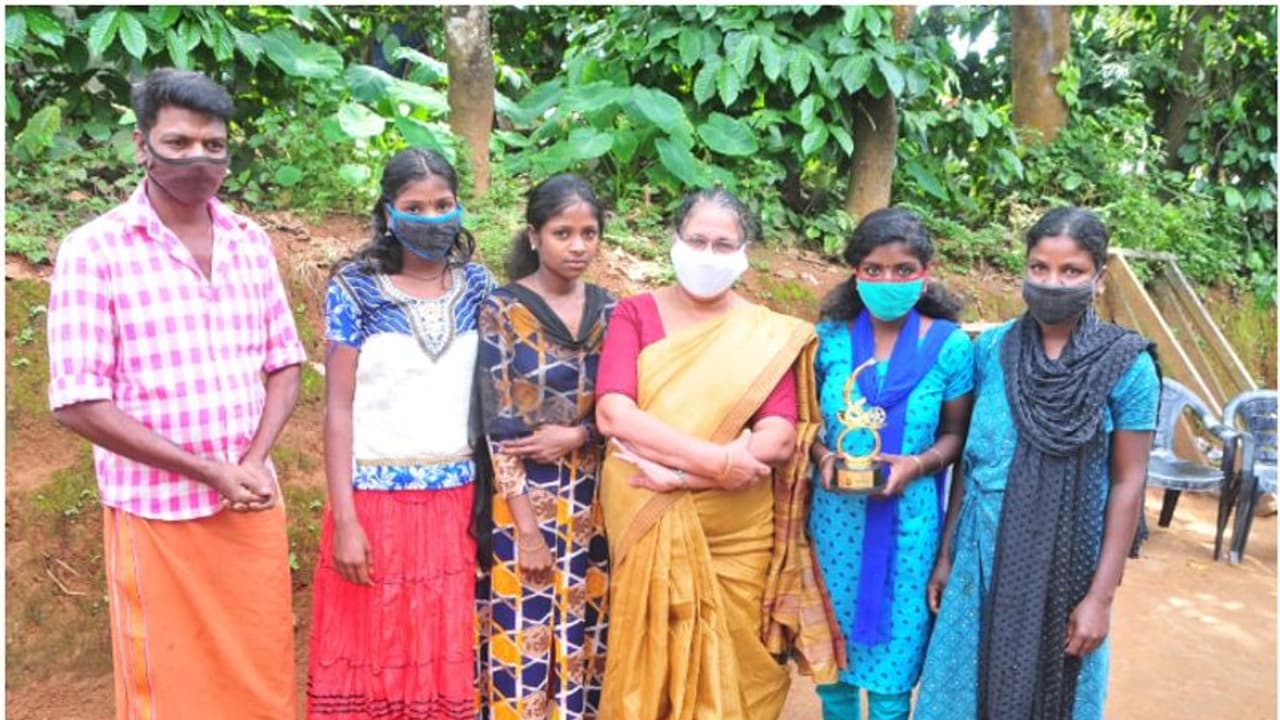 'കെഞ്ചിര'യിലെ താരം വിനുഷ രവിക്ക് അഭിനന്ദനമറിയിക്കാന് വനിതാ കമ്മിഷന് അധ്യക്ഷയെത്തി 'കെഞ്ചിര'യിലെ താരം വിനുഷ രവിക്ക് അഭിനന്ദനമറിയിക്കാന് വനിതാ കമ്മിഷന് അധ്യക്ഷയെത്തി