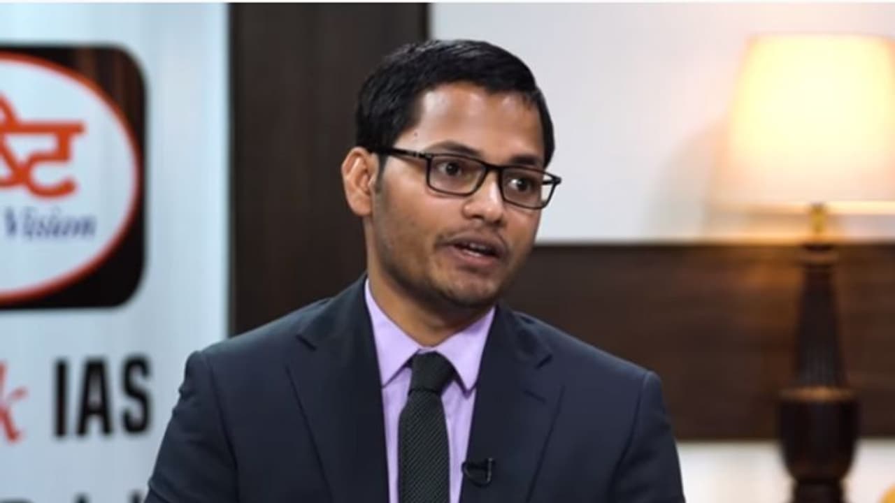 संस्कृत पढ़ने के कारण लोग कहते थे गवार, बिहार के इस लाल ने ऐसे अफसर बनकर रचा था इतिहास संस्कृत पढ़ने के कारण लोग कहते थे गवार, बिहार के इस लाल ने ऐसे अफसर बनकर रचा था इतिहास