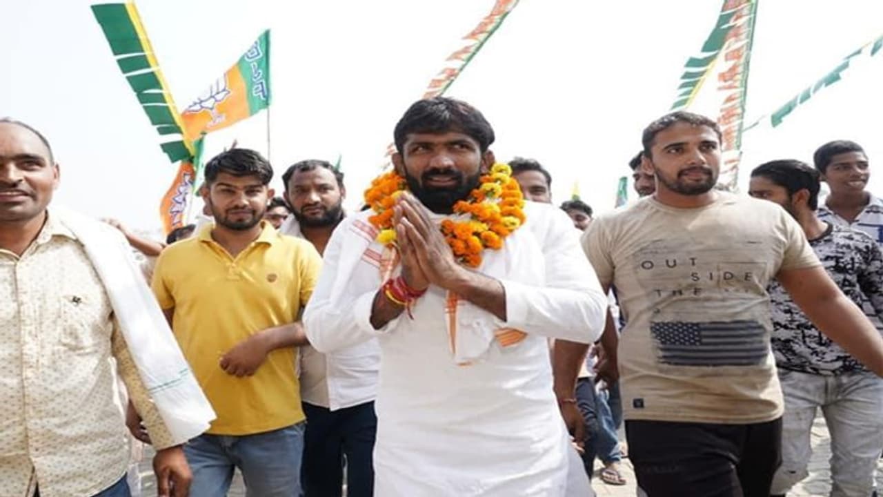 हरियाणा : ग्रामीण दौरों में कुश्तीबाज योगेश्वर दत्त को मिला भारी जनसमर्थन, बोले मुझे राजनीति नहीं आती हरियाणा : ग्रामीण दौरों में कुश्तीबाज योगेश्वर दत्त को मिला भारी जनसमर्थन, बोले मुझे राजनीति नहीं आती