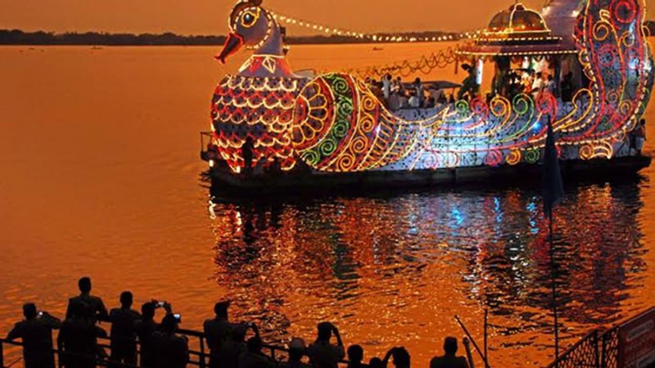 నదీ విహారం లేకుండానే ముగిసిన దుర్గమ్మ తెప్పోత్సవం నదీ విహారం లేకుండానే ముగిసిన దుర్గమ్మ తెప్పోత్సవం