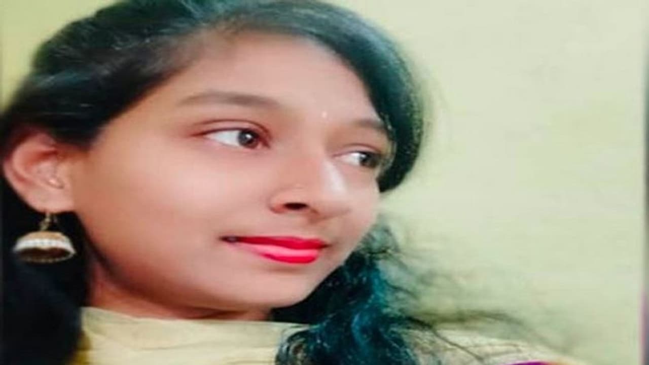 ನಾಣ್ಯ ಹಾಕಬೇಕೆಂದು ಹೆತ್ತವರ ಕಣ್ಣೆದುರಲ್ಲೇ ನದಿಗೆ ಜಿಗಿದು ಯುವತಿ ಆತ್ಮಹತ್ಯೆ! ನಾಣ್ಯ ಹಾಕಬೇಕೆಂದು ಹೆತ್ತವರ ಕಣ್ಣೆದುರಲ್ಲೇ ನದಿಗೆ ಜಿಗಿದು ಯುವತಿ ಆತ್ಮಹತ್ಯೆ!