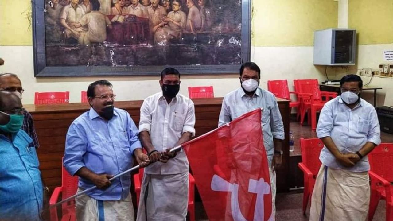 യുവമോര്ച്ച നേതാവ് പാര്ട്ടിവിട്ടു; ബിജെപിയില് നിന്ന് സിപിഎമ്മിലേക്ക് നേതാക്കളുടെ ഒഴുക്ക് തുടരുന്നു യുവമോര്ച്ച നേതാവ് പാര്ട്ടിവിട്ടു; ബിജെപിയില് നിന്ന് സിപിഎമ്മിലേക്ക് നേതാക്കളുടെ ഒഴുക്ക് തുടരുന്നു