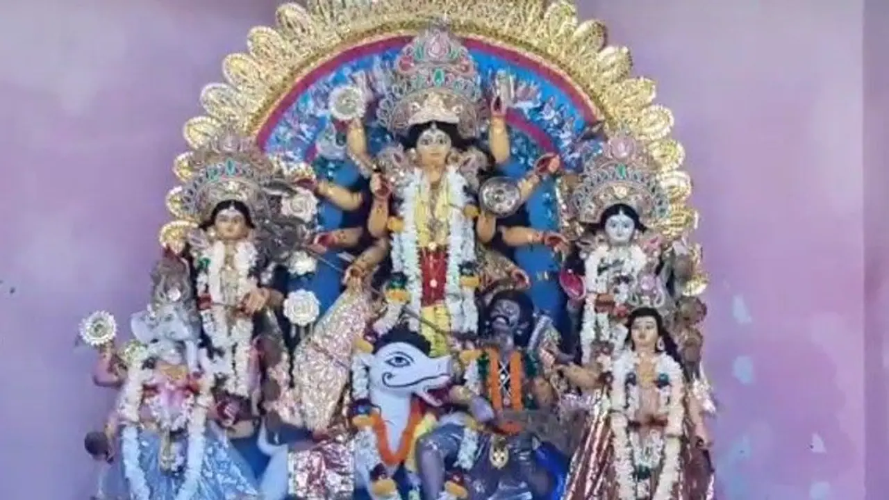 এখানে মা দুর্গাকে কোমরে শিকল পরিয়ে রাখা হয়, জানুন পুজোর অদ্ভুত গল্প
