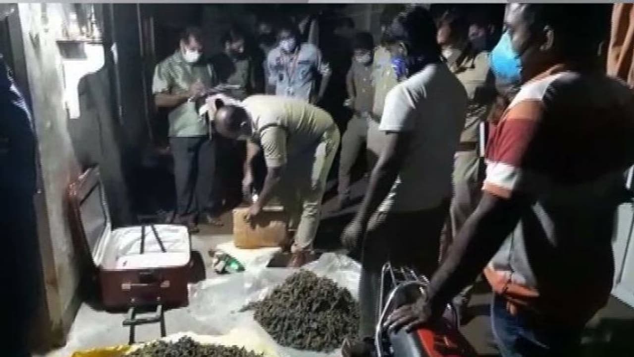 കഞ്ചാവ് വില്‍പ്പനയെന്ന് രഹസ്യവിവരം; പൊലീസ് വീട് വളഞ്ഞു, 18 കിലോ കഞ്ചാവുമായി യുവാവ് പിടിയില്‍