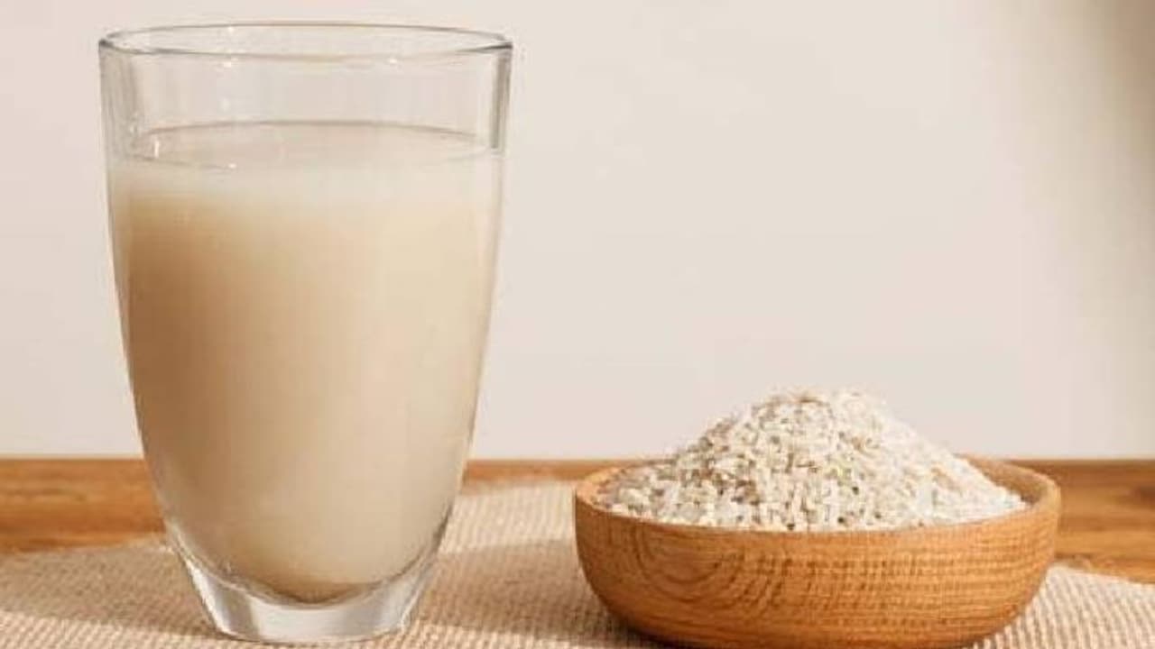 ‌മുടികൊഴിച്ചിൽ കുറയ്ക്കാൻ കഞ്ഞിവെള്ളം ഇങ്ങനെ ഉപയോ​ഗിച്ച് നോക്കൂ