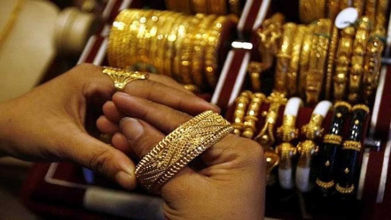 Gold Rate Today: നാല് ദിവസത്തിന് ശേഷം 44000 ത്തിന് താഴേക്ക്; സ്വർണവില ഇടിയുന്നു 