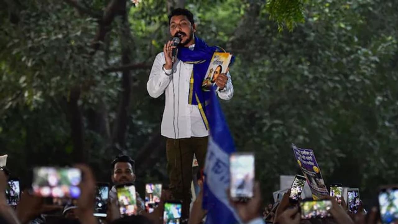 भीम आर्मी चीफ चंद्रशेखर का दावा उनके काफिले पर गोलियां चलीं; पुलिस ने कहा फायरिंग की घटना गलत भीम आर्मी चीफ चंद्रशेखर का दावा उनके काफिले पर गोलियां चलीं; पुलिस ने कहा फायरिंग की घटना गलत