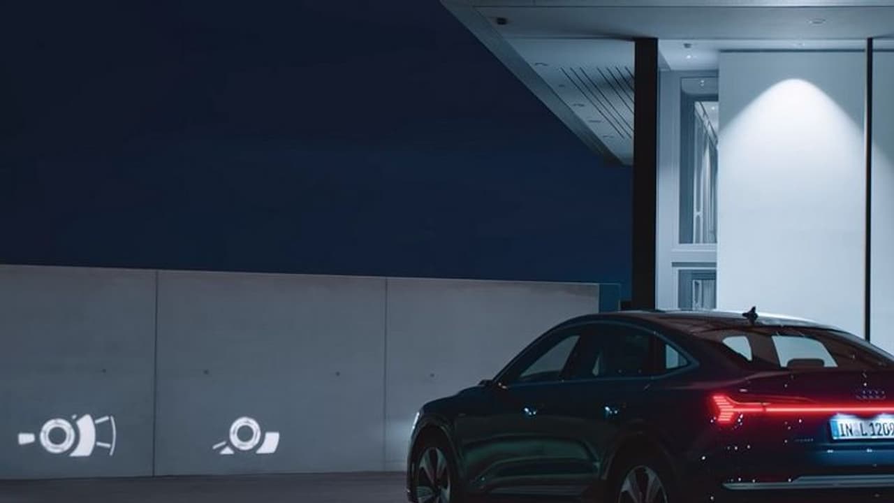 ഹെഡ്ലൈറ്റിട്ടാല് മായാജാലം, പുത്തന് പരീക്ഷണവുമായി ഈ കമ്പനി! ഹെഡ്ലൈറ്റിട്ടാല് മായാജാലം, പുത്തന് പരീക്ഷണവുമായി ഈ കമ്പനി!