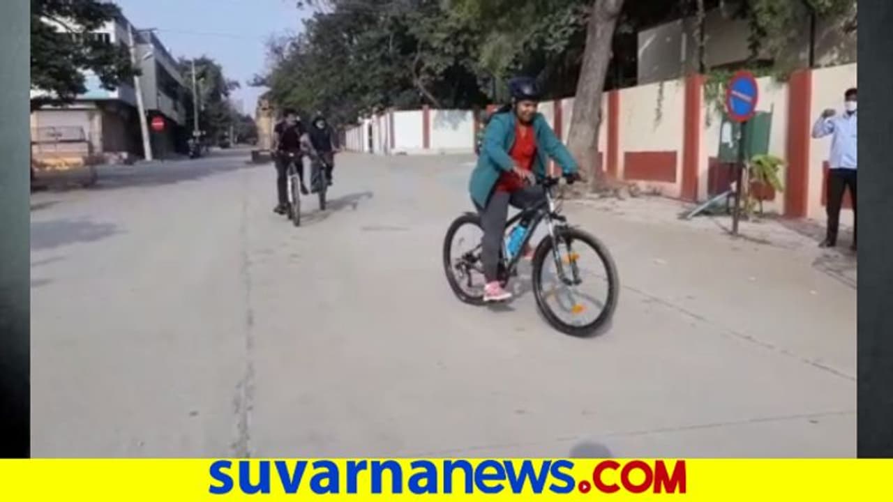 ಬೆಳ್ಳಂಬೆಳಗ್ಗೆ ಸೈಕಲ್ ಏರಿ ಹೊರಟ ಚಿತ್ರದುರ್ಗ ಎಸ್ಪಿ ರಾಧಿಕಾ ಬೆಳ್ಳಂಬೆಳಗ್ಗೆ ಸೈಕಲ್ ಏರಿ ಹೊರಟ ಚಿತ್ರದುರ್ಗ ಎಸ್ಪಿ ರಾಧಿಕಾ