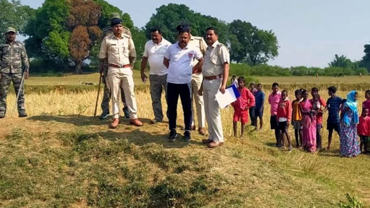 कार से घर लौट रहे भाई बहन की रास्ते में हत्या, लड़की से रेप की आशंका कार से घर लौट रहे भाई बहन की रास्ते में हत्या, लड़की से रेप की आशंका