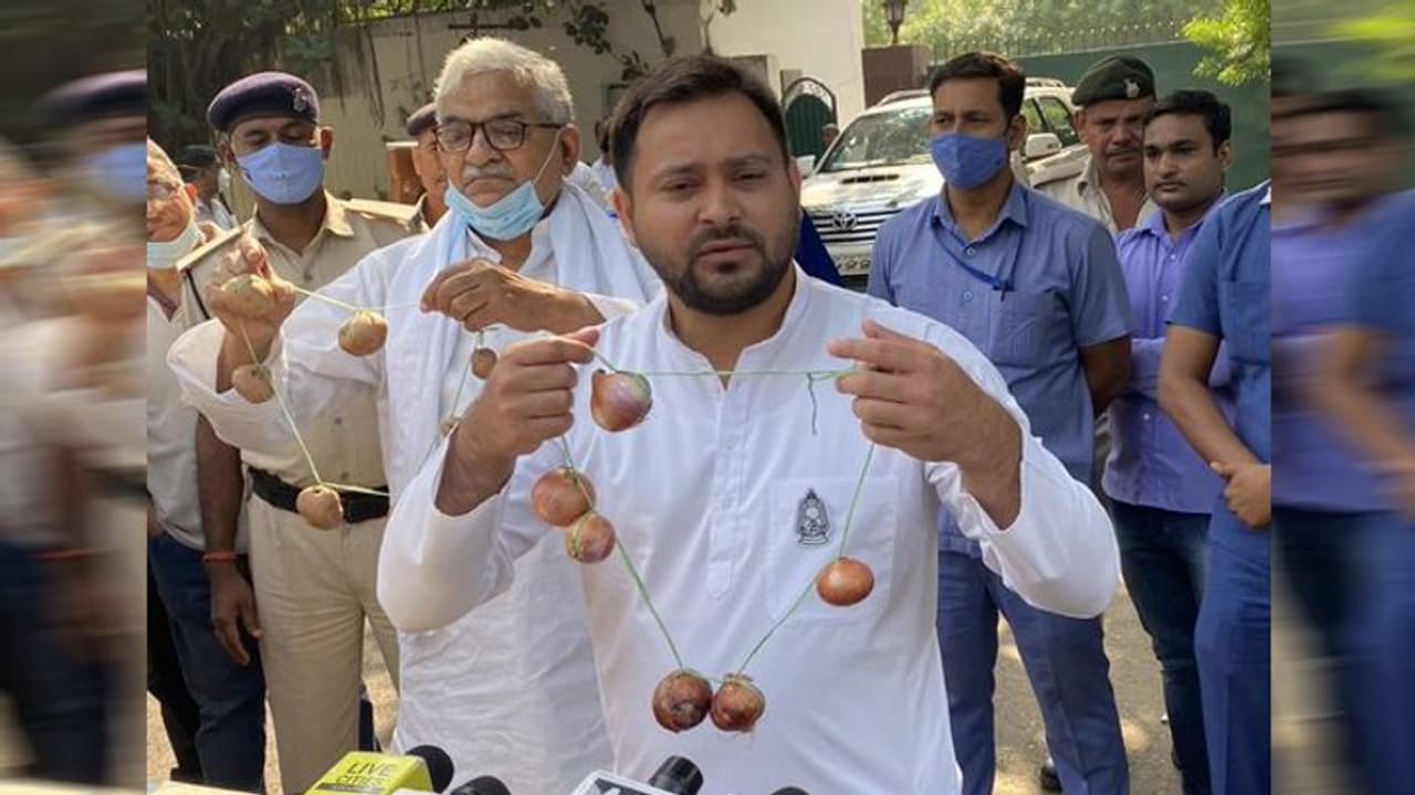 महंगाई को लेकर तेजस्वी यादव का हमला 'काम धंधा बंद, त्राहिमाम कर रहा आम आदमी, खाने का भी संकट' महंगाई को लेकर तेजस्वी यादव का हमला 'काम धंधा बंद, त्राहिमाम कर रहा आम आदमी, खाने का भी संकट'