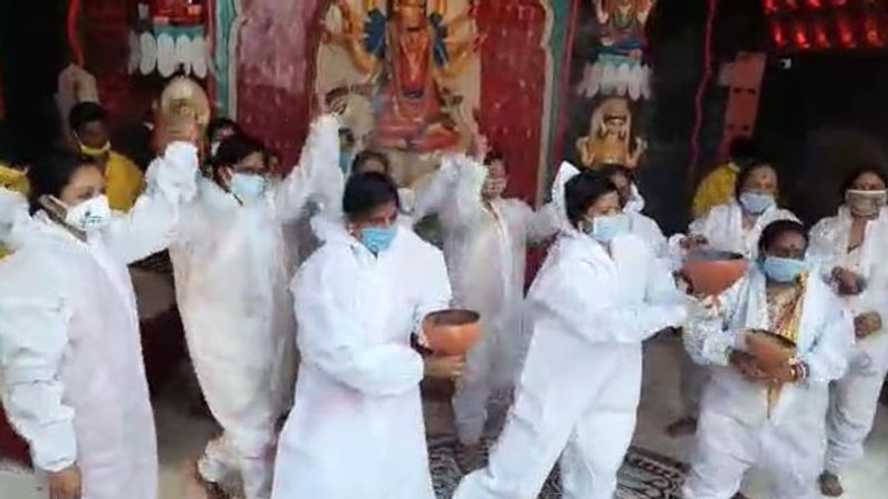 West Bengal: Thakurpukur residents pay homage to goddess Durga in PPE suits