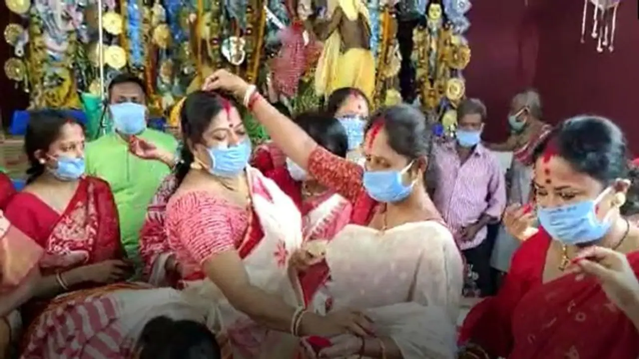 আবার ফিরে এসো মা, করোনা সংক্রমণ রোধে মাস্ক পরে সিঁদুর খেলায় মাতলেন মহিলারা