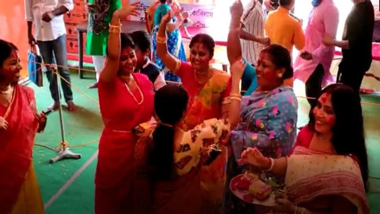 বাতাসে বিষাদের সুর, দর্শক শূন্য মণ্ডপে সিঁদুর খেলায় মাতলেন মহিলারা বাতাসে বিষাদের সুর, দর্শক শূন্য মণ্ডপে সিঁদুর খেলায় মাতলেন মহিলারা