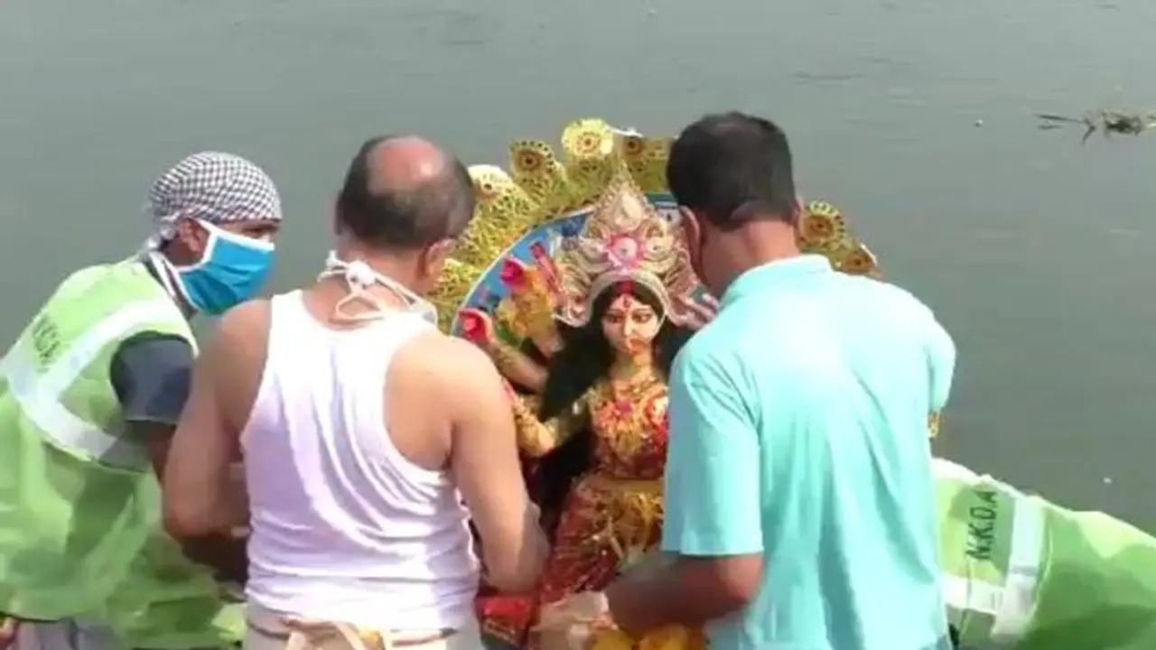 নিউটাউনে প্রতিমা বিসর্জন শুরু, উমা মাকে ছাড়তে মন চাইছে না সন্তানদের নিউটাউনে প্রতিমা বিসর্জন শুরু, উমা মাকে ছাড়তে মন চাইছে না সন্তানদের