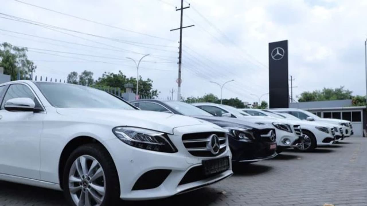 దసరా పండుగ సీజన్ లో మెర్సిడెస్ బెంజ్ రికార్డ్.. భారీగా కస్టమర్లకు కార్ల డెలివరీలు..
