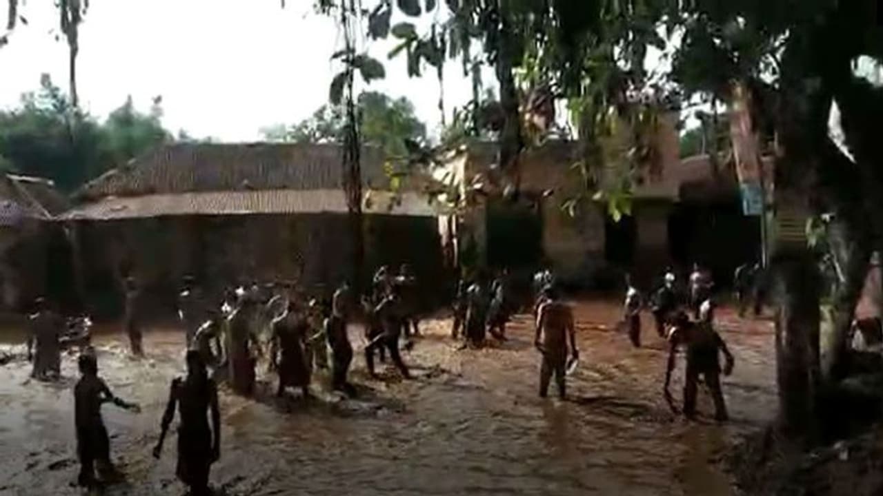 কাদা মেখে বিজয়ার শুভেচ্ছা বিনিময়, অভিনব বিজয়া দশমী পালন বাঁকুড়ায়