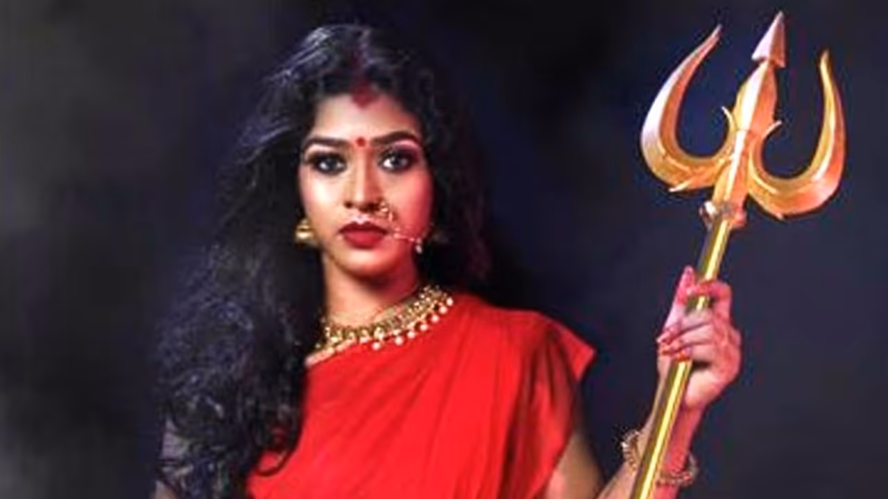 লাল শাড়িতে হাতে ত্রিশূল নিয়েই মদ গাঁজায় চুর, মহম্মদের পর 'বিকৃত ছবি' বিতর্কে দেবী দুর্গা লাল শাড়িতে হাতে ত্রিশূল নিয়েই মদ গাঁজায় চুর, মহম্মদের পর 'বিকৃত ছবি' বিতর্কে দেবী দুর্গা