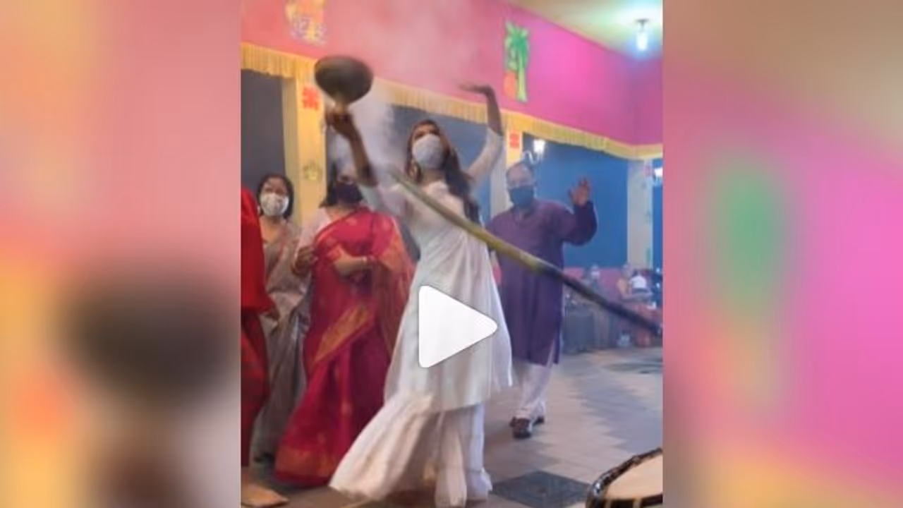 বিজয়ার শুভেচ্ছার সঙ্গে ধুনুচি নাচে বাজিমাত মিমির, আবেগে ভাসছে ভক্তরা বিজয়ার শুভেচ্ছার সঙ্গে ধুনুচি নাচে বাজিমাত মিমির, আবেগে ভাসছে ভক্তরা