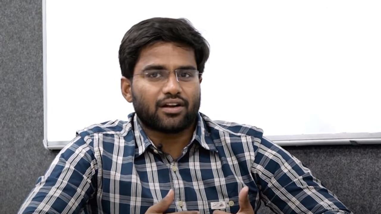 पास फेल होते होते 6 साल में पाई IAS की कुर्सी, अधिकारी बने लड़के ने दिए UPSC कैंडिटे्स को जबरदस्त टिप्स पास फेल होते होते 6 साल में पाई IAS की कुर्सी, अधिकारी बने लड़के ने दिए UPSC कैंडिटे्स को जबरदस्त टिप्स