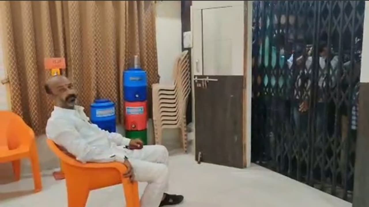 కరీంనగర్లో దీక్షకు దిగిన బండి సంజయ్: అమిత్ షా ఫోన్ కరీంనగర్లో దీక్షకు దిగిన బండి సంజయ్: అమిత్ షా ఫోన్