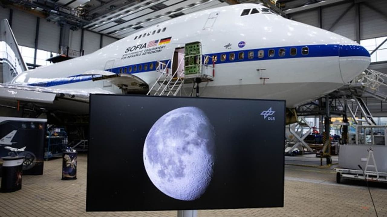 চাঁদের বুকে থই থই জল, তবে খাওয়ার উপায় নেই বিরাট আবিষ্কার বদলে দিল চন্দ্রাভিযানের ধারা