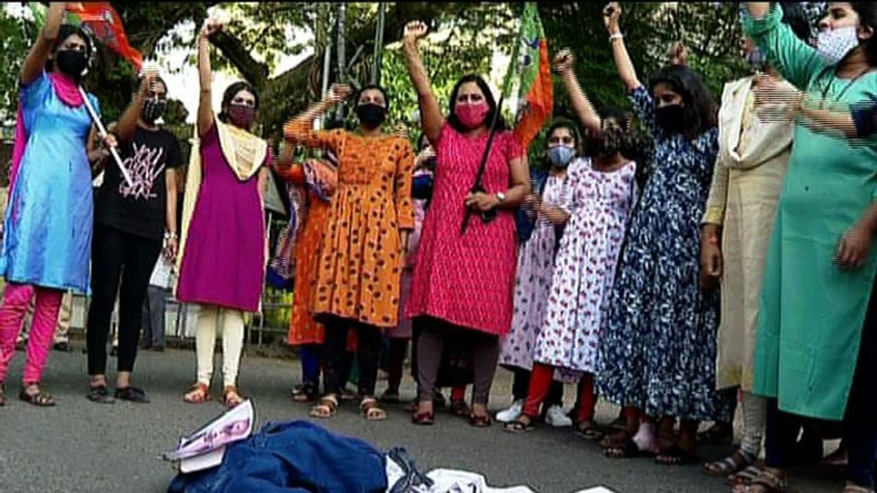 'വാളയാര്‍ പെണ്‍കുട്ടികളുടെ രക്ഷിതാക്കളെ അപമാനിച്ചു'; എ കെ ബാലനെതിരെ പ്രതിഷേധവുമായി യുവമോർച്ച വനിത വിഭാഗം