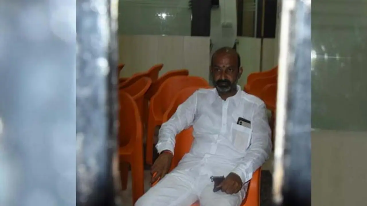 రెండో రోజు కొనసాగుతున్న బండి సంజయ్ దీక్ష: సిద్దిపేట సీపీపై చర్యకు డిమాండ్ రెండో రోజు కొనసాగుతున్న బండి సంజయ్ దీక్ష: సిద్దిపేట సీపీపై చర్యకు డిమాండ్