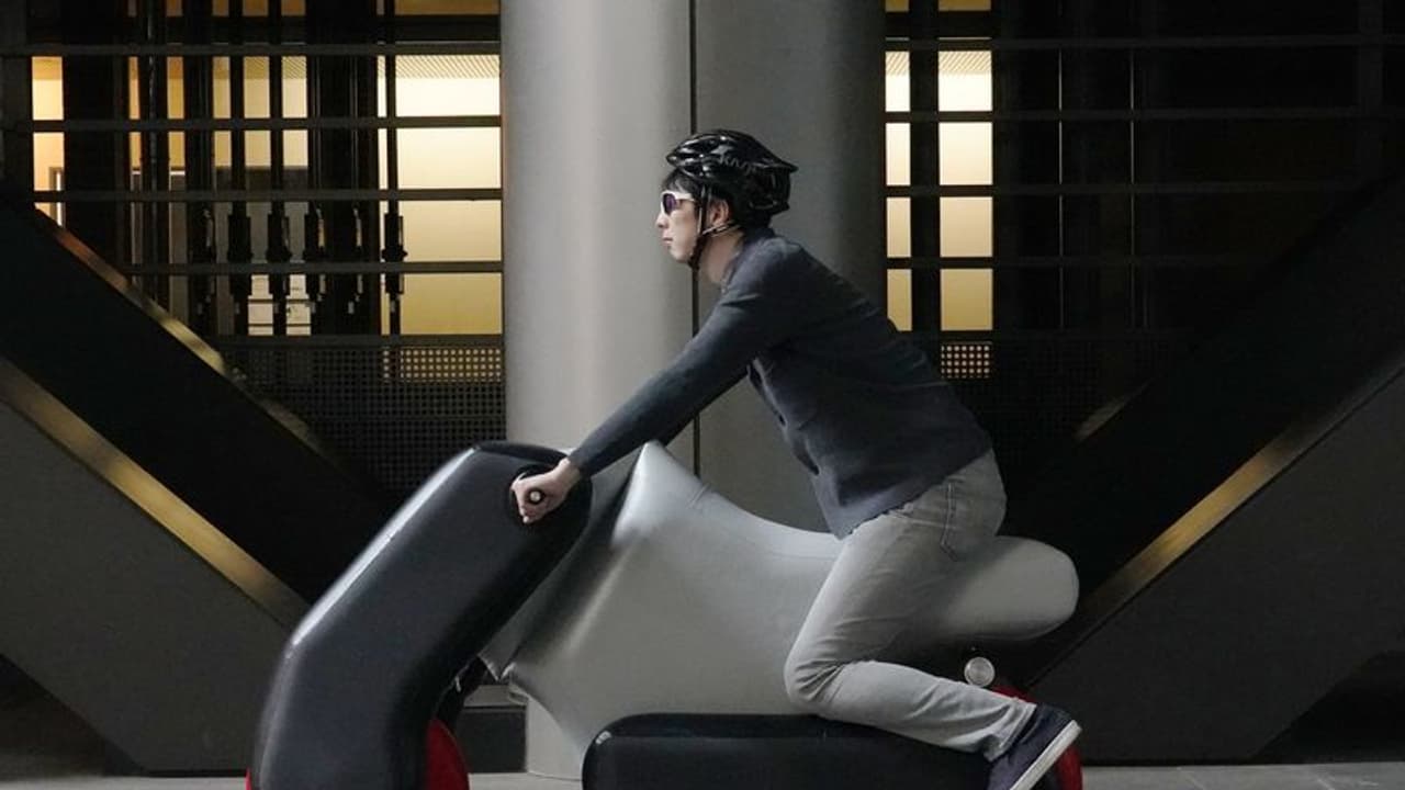 യാത്ര കഴിഞ്ഞോ? മടക്കി ബാഗിലിടാം, വീണ്ടുമെടുത്ത് യാത്ര തുടരാം; ഇതൊരൊന്നൊന്നര സ്കൂട്ടറാ! യാത്ര കഴിഞ്ഞോ? മടക്കി ബാഗിലിടാം, വീണ്ടുമെടുത്ത് യാത്ര തുടരാം; ഇതൊരൊന്നൊന്നര സ്കൂട്ടറാ!