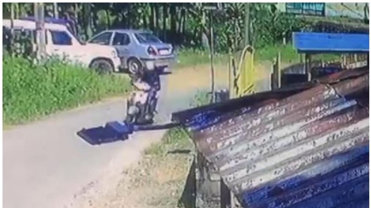 ക്ഷേത്രദര്‍ശനം കഴിഞ്ഞ് മടങ്ങുകയായിരുന്ന യുവതിയെ മര്‍ദ്ദിച്ച് സ്വര്‍ണമാല കവര്‍ന്നു