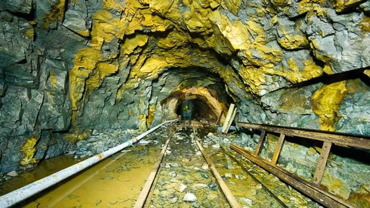 ഉപേക്ഷിച്ച ഖനികളിൽ പൊൻ തരികൾ തേടി മുൻ തൊഴിലാളികൾ, കവാടത്തിൽ നിലയുറപ്പിച്ച് പൊലീസ്, ഒടുവിൽ ഇടപെട്ട് കോടതി 