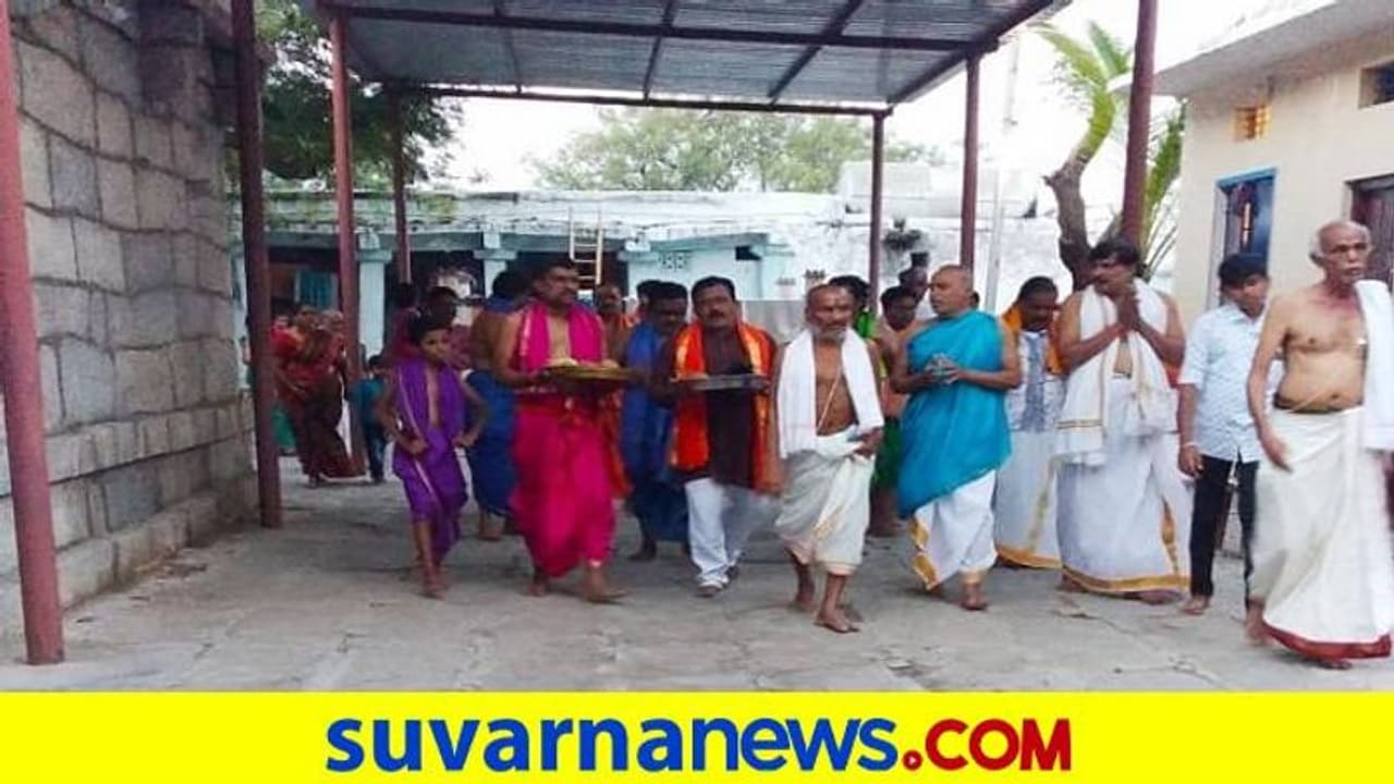 ಹುಲಿಗಿ, ಅಂಜನಾದ್ರಿಯಲ್ಲಿ ಸಹಸ್ರಾರು ಭಕ್ತರು: ಸಾಮಾ​ಜಿಕ ಅಂತರವೂ ಇಲ್ಲ, ಮುನ್ನೆಚ್ಚರಿಕೆಯೂ ಇಲ್ಲ..!